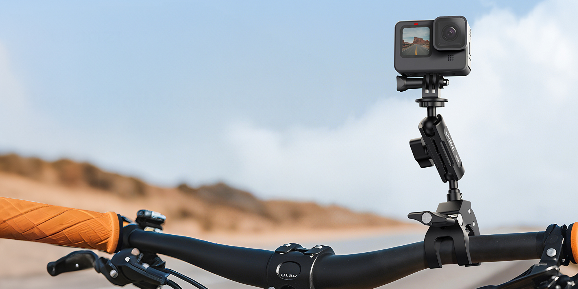 width=100% Ramię montażowe Ulanzi R105 z uchwytem Super Clamp na kierownicy roweru w połączeniu z kamerą sportową